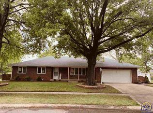 1917 SW Navajo Ln, Topeka, KS 66604