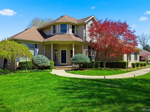 8488 Annette Ave, Grosse Ile, MI 48138