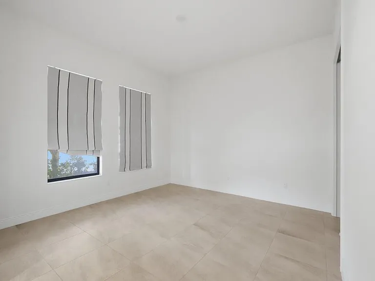 11760 Bayview Cir — Photo 33
