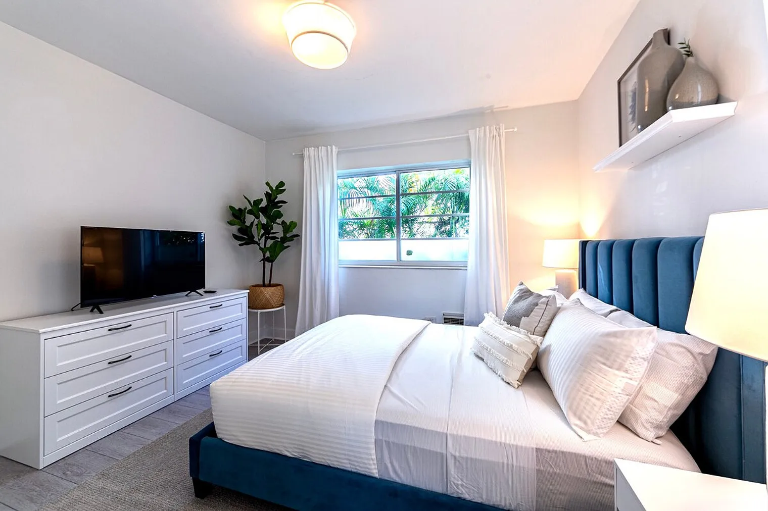 2 bed, 1.0 bath, 1001 sqft, $8,561 — Photo 3
