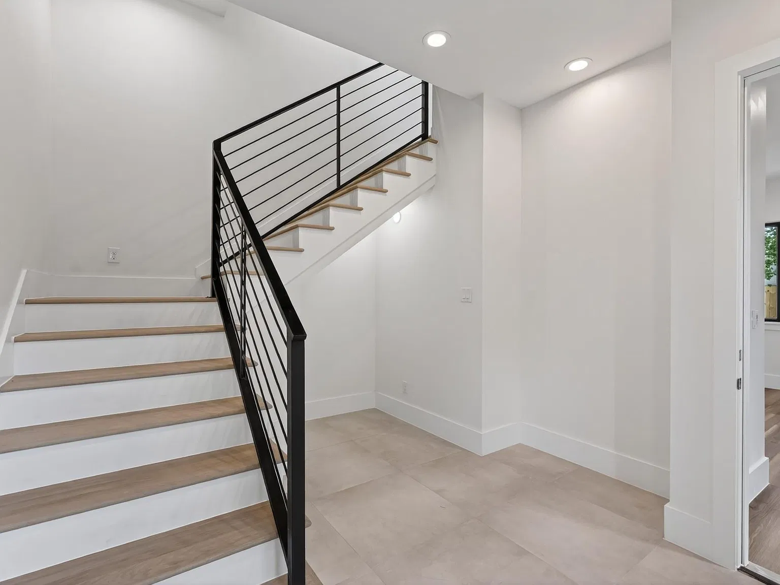 3 bed, 3.0 bath, 2256 sqft, $2,850 — Photo 4