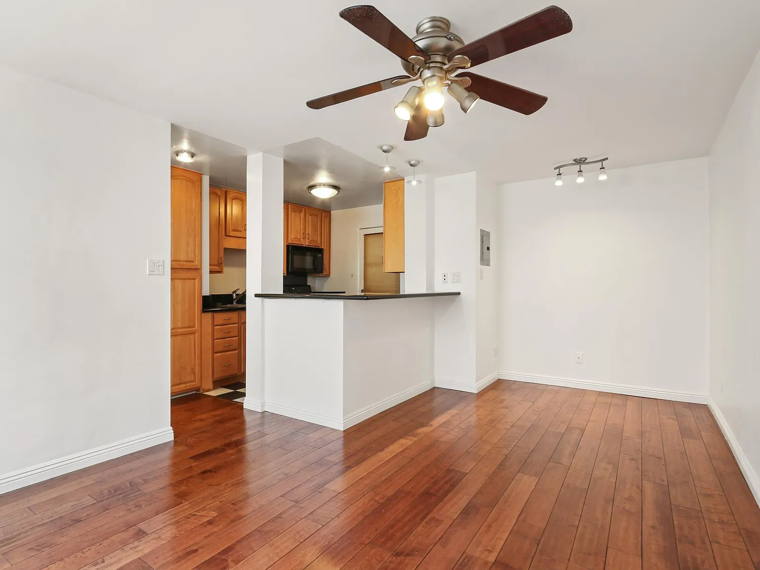 1 bed, 700 sqft, $2,095 — Photo 2