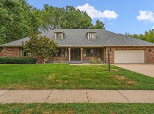 325 SW Whitehall Ln, Topeka, KS 66606