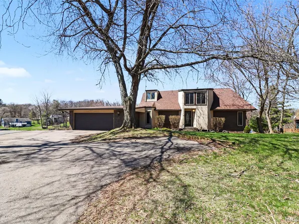 13490 Lakebrook Dr, Fenton, MI 48430