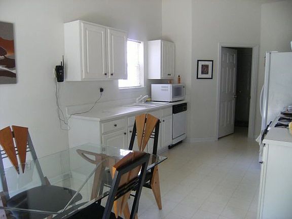 Breakfast area/kitchen