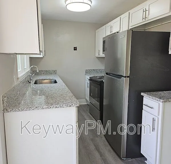302 Crystal Lake Dr — Photo 2