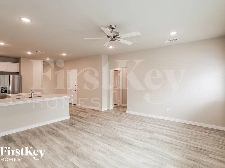 319 Niki Dr — Photo 5