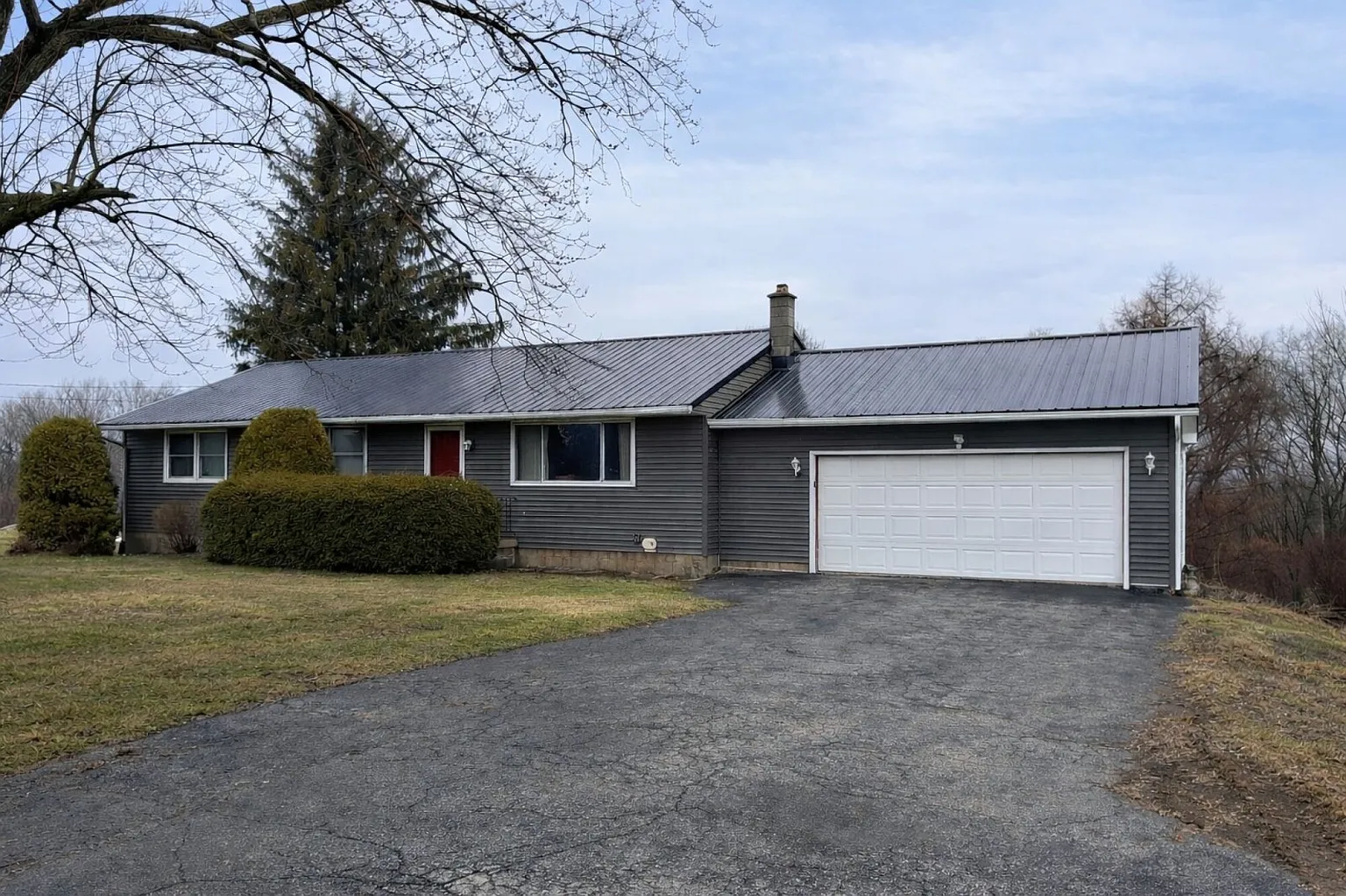 7627 Selden Rd photo 1