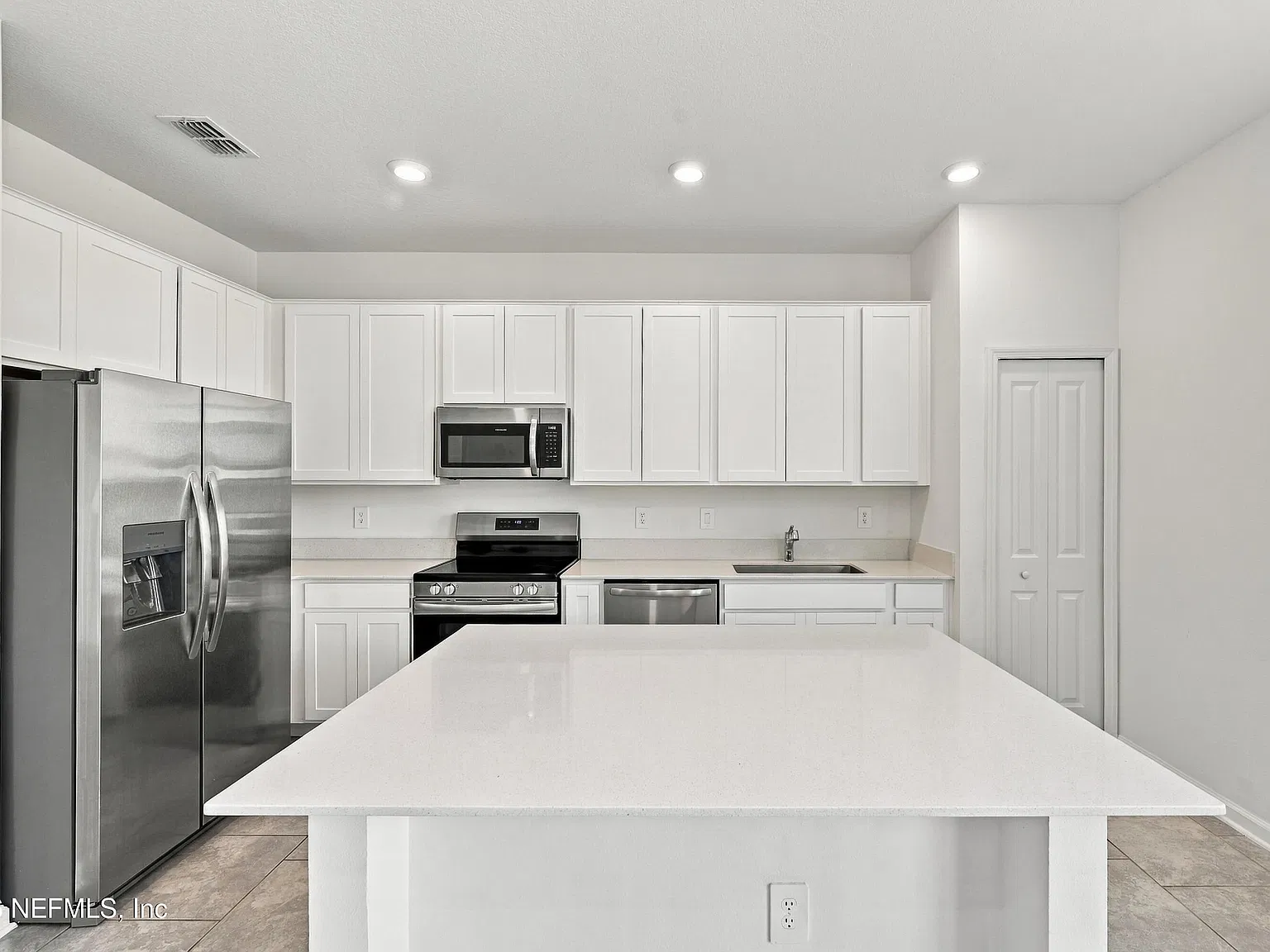 3 bed, 2.5 bath, 1738 sqft, $2,700 — Photo 2