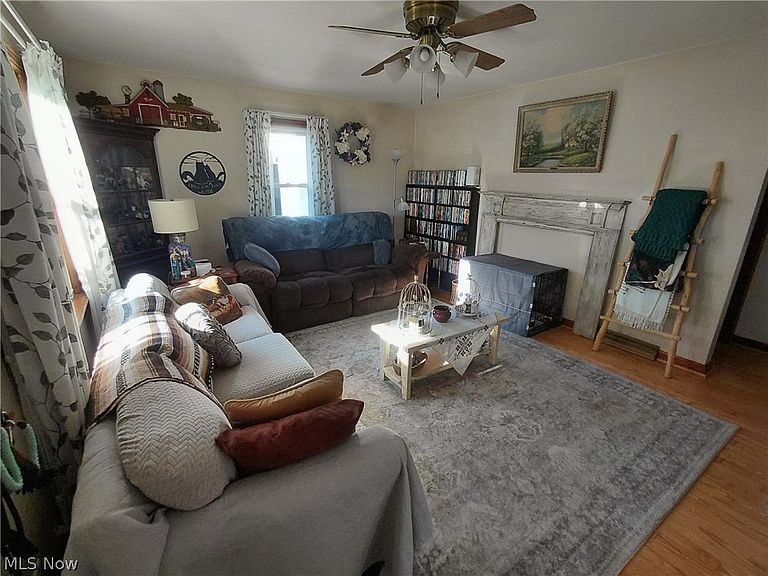 Listing photo 3