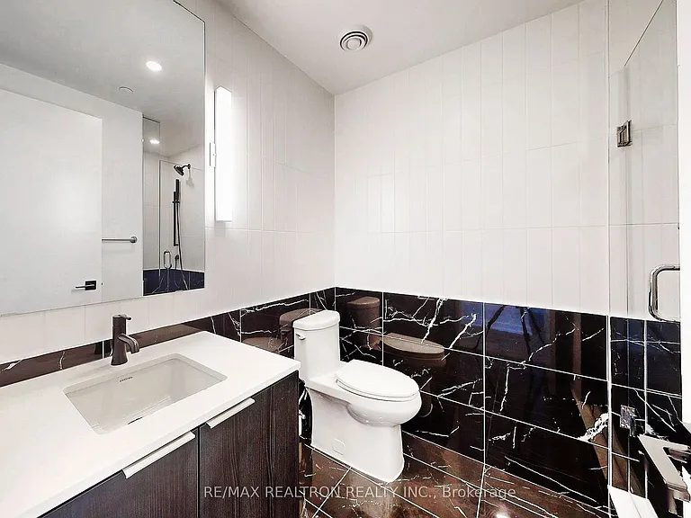 327 King St W #4105 — Photo 34