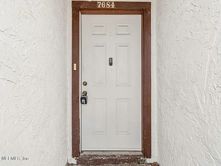 7684 Jana Ln S — Photo 2