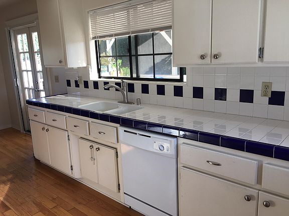 5th image of 620 N Newport Ave