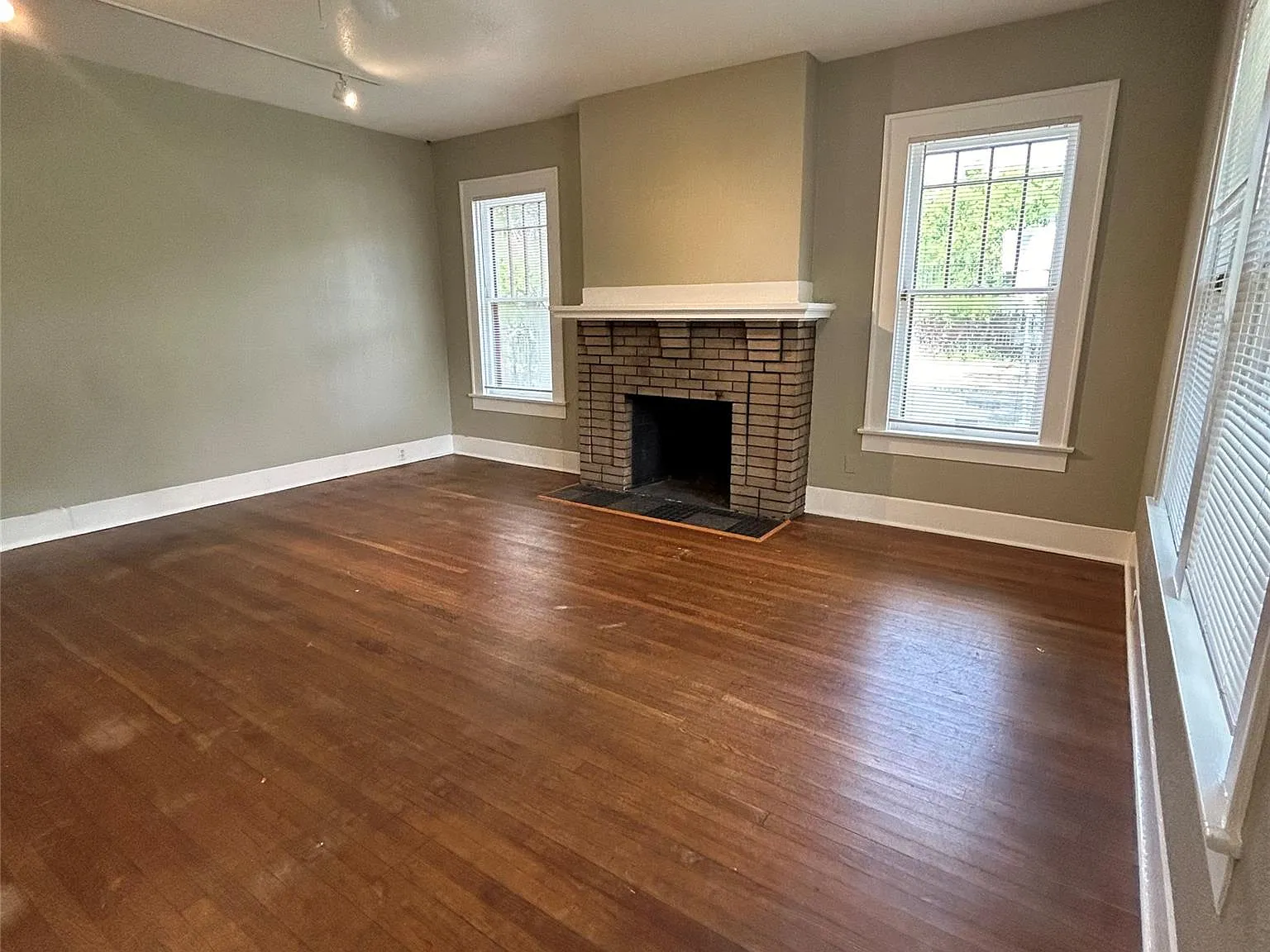 7 bed, 4.0 bath, 2205 sqft, $11,500 — Photo 4