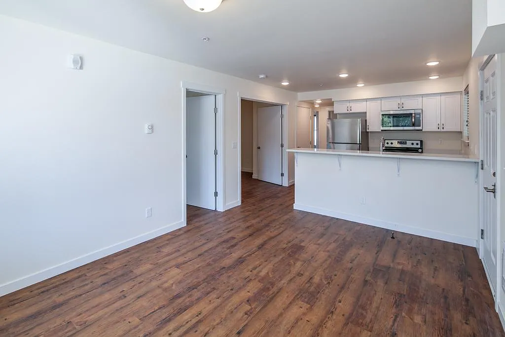 3 bed, 960 sqft, $2,550 — Photo 2