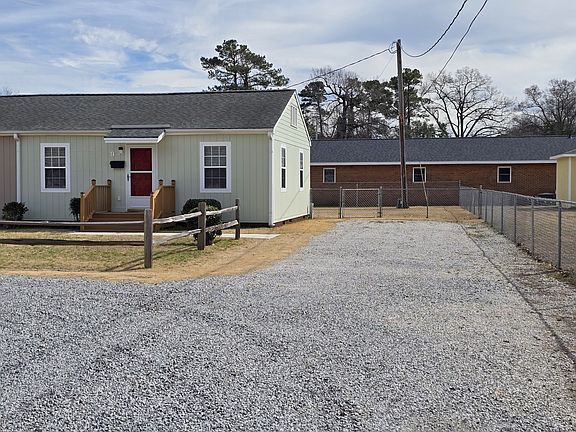 3rd image of 105 Oakwood Dr #E