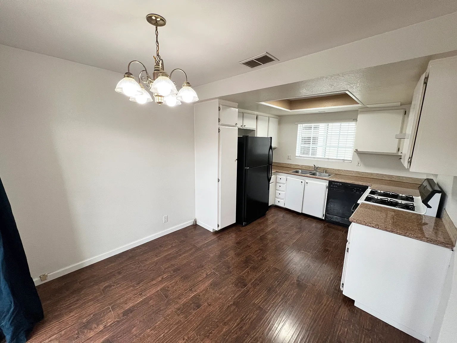 3 bed, 1381 sqft, $3,500 — Photo 4