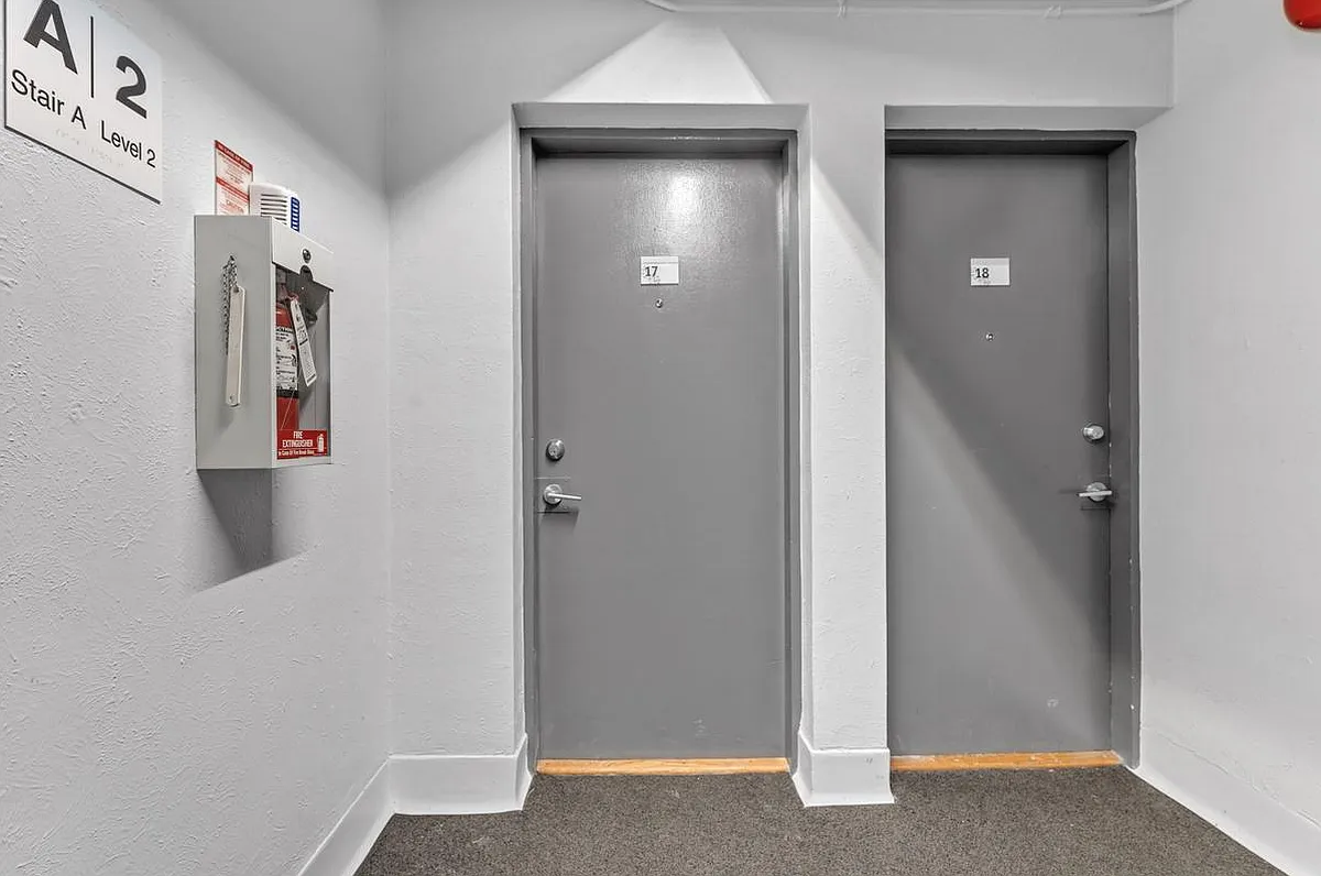 389 Yonge Street — Photo 3