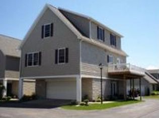 527 W Lakeshore Dr, Port Clinton, OH 43452