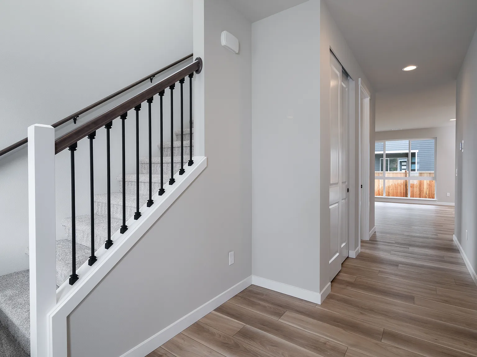 4 bed, 2.5 bath, 2500 sqft, $3,888 — Photo 2