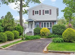 27 Colonial Rd, Copiague, NY 11726