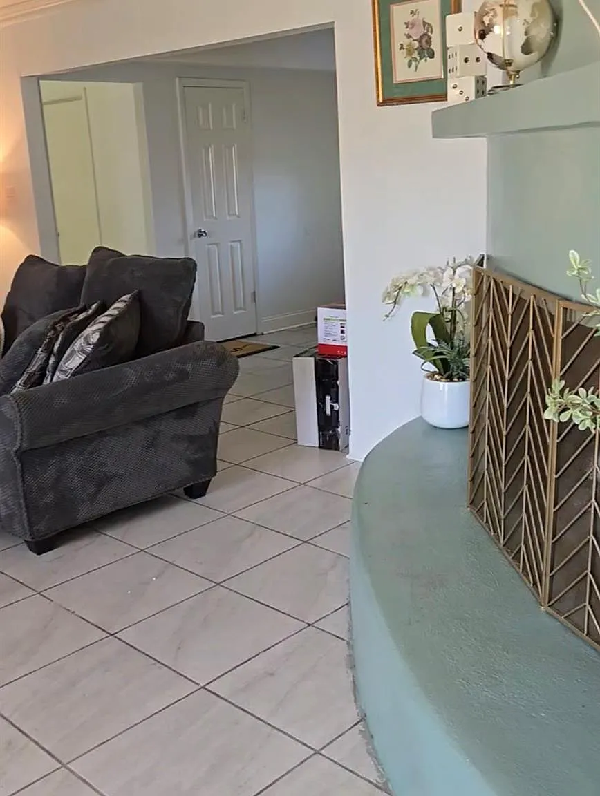 4 bed, 2.0 bath, 2014 sqft, $2,500 — Photo 3