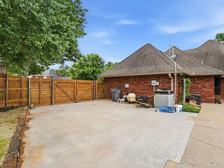 3102 NE Heritage Dr — Photo 16
