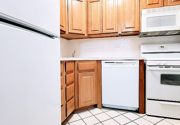 3rd image of 304 Pleasant Ave APT 4R