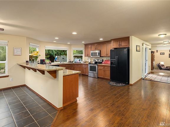 5th image of 10906 48th Ave E