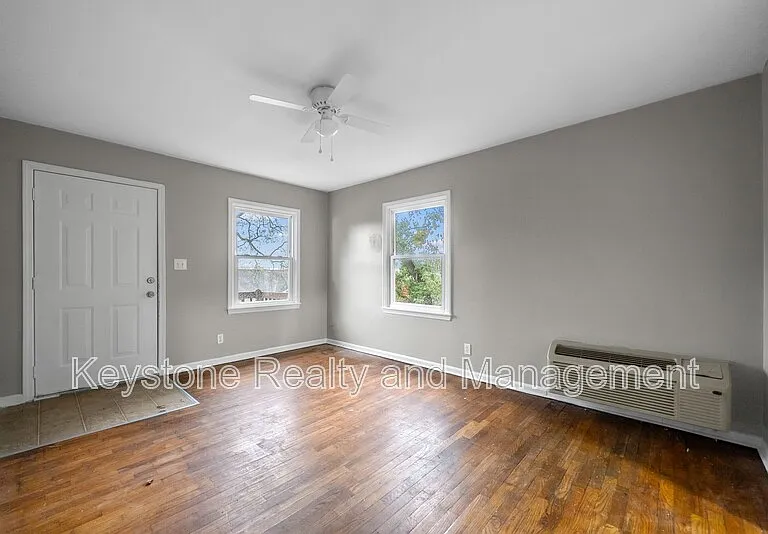 1525 Ferrell St #1 — Photo 3