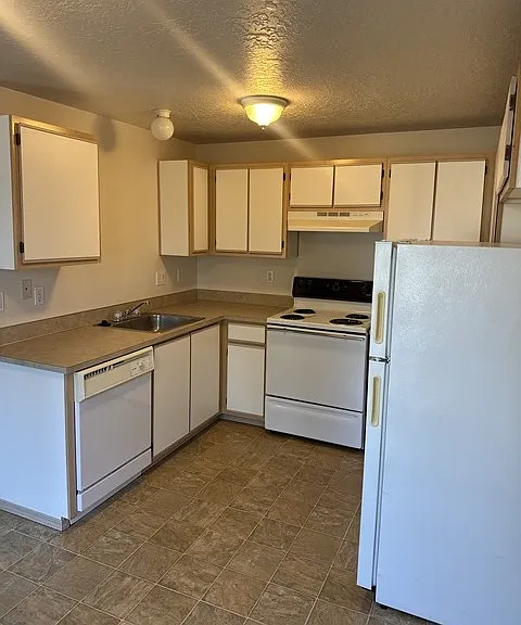 1334 W Locust St — Photo 3