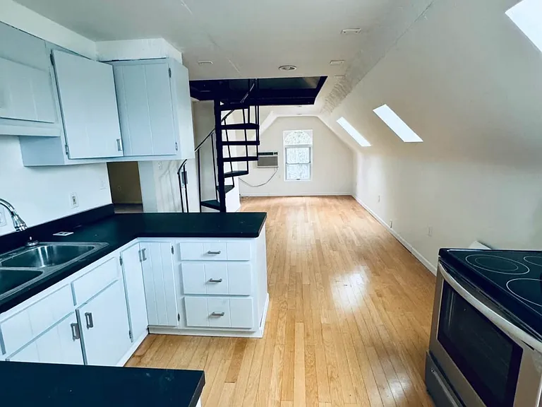 147 Oneida St #3 — Photo 2