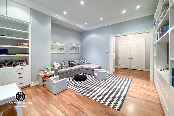 Sold by Coldwell Banker Warburg | media 10