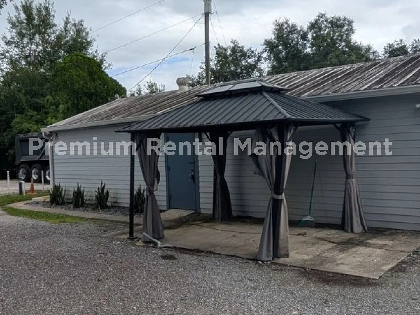 Manufactured home. Updated with a modern touch — Photo 1