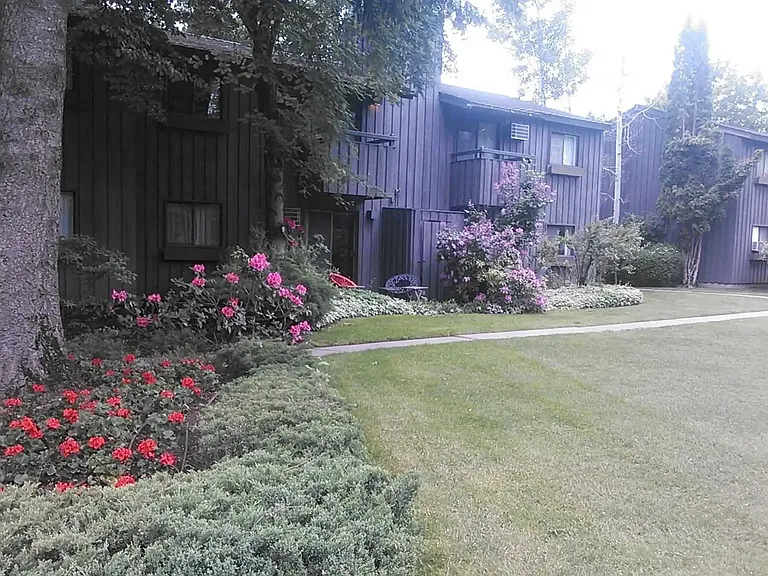 Lake Villa Apartments — Photo 6
