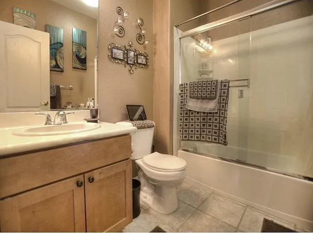 Guest "clean ur mess" Bathroom