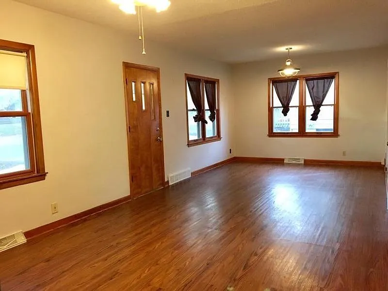 2 bed, 932 sqft, $1,200 — Photo 2