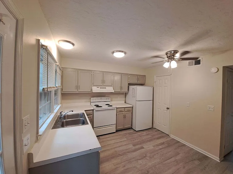 301 E Lake Dr #3 — Photo 2