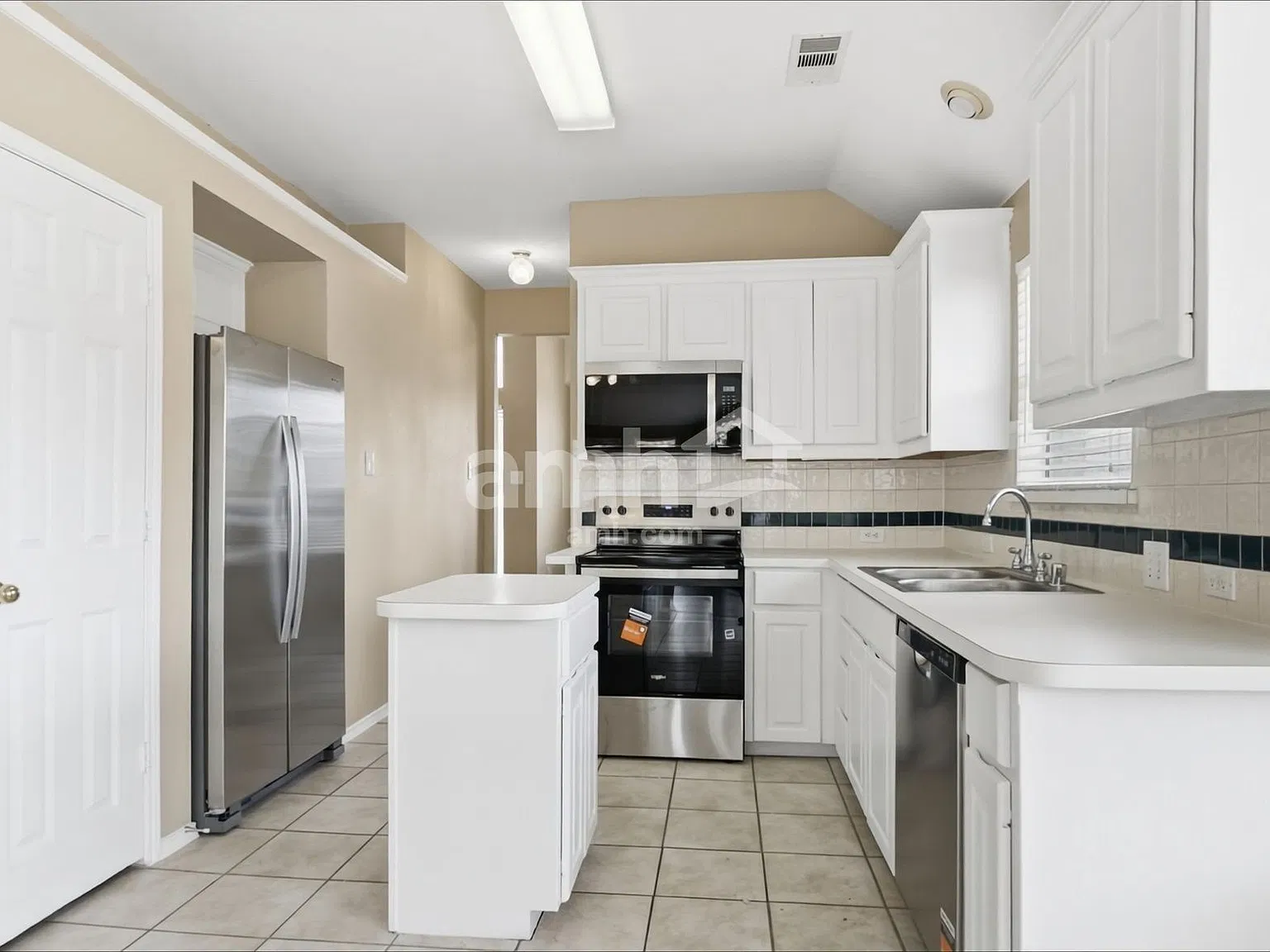3 bed, 2.0 bath, 2101 sqft, $2,650 — Photo 3