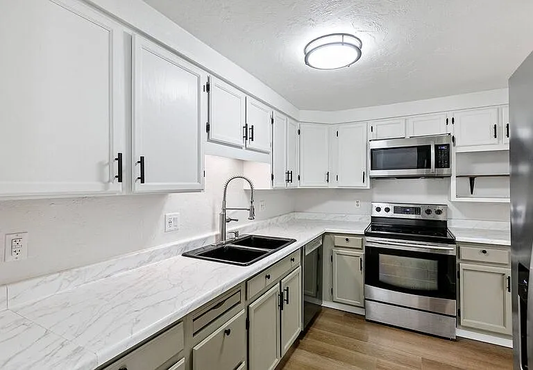 2105 Hawkins Ln — Photo 24