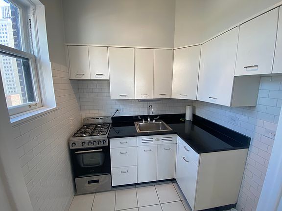 3rd image of 536 W Cornelia Ave #604