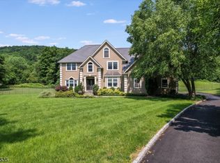 10 Peach Tree Ln, Kinnelon, NJ 07405