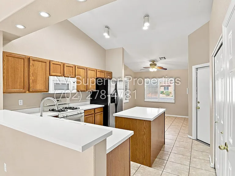 3876 Waynesvill St — Photo 10