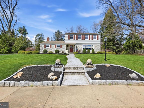 3rd image of 3868 Blake Rd