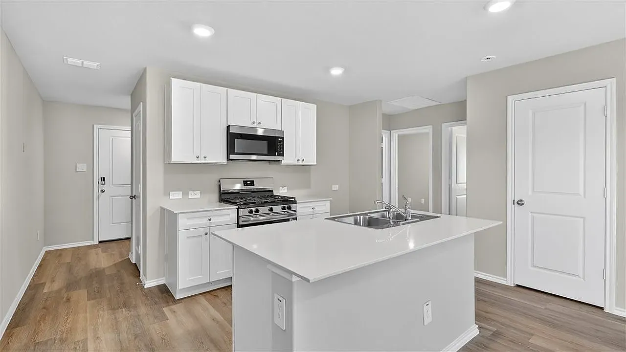 3 bed, 1280 sqft, $2,200 — Photo 2