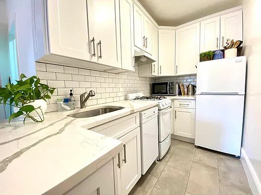 Rented by Harris Philip NYC | media 17