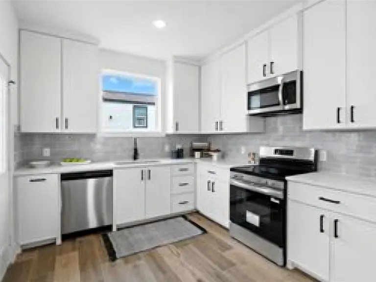 127 S Virginia St — Photo 4