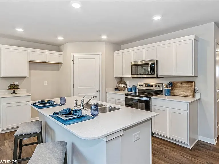 1407 NE Crossing Oaks Dr — Photo 3