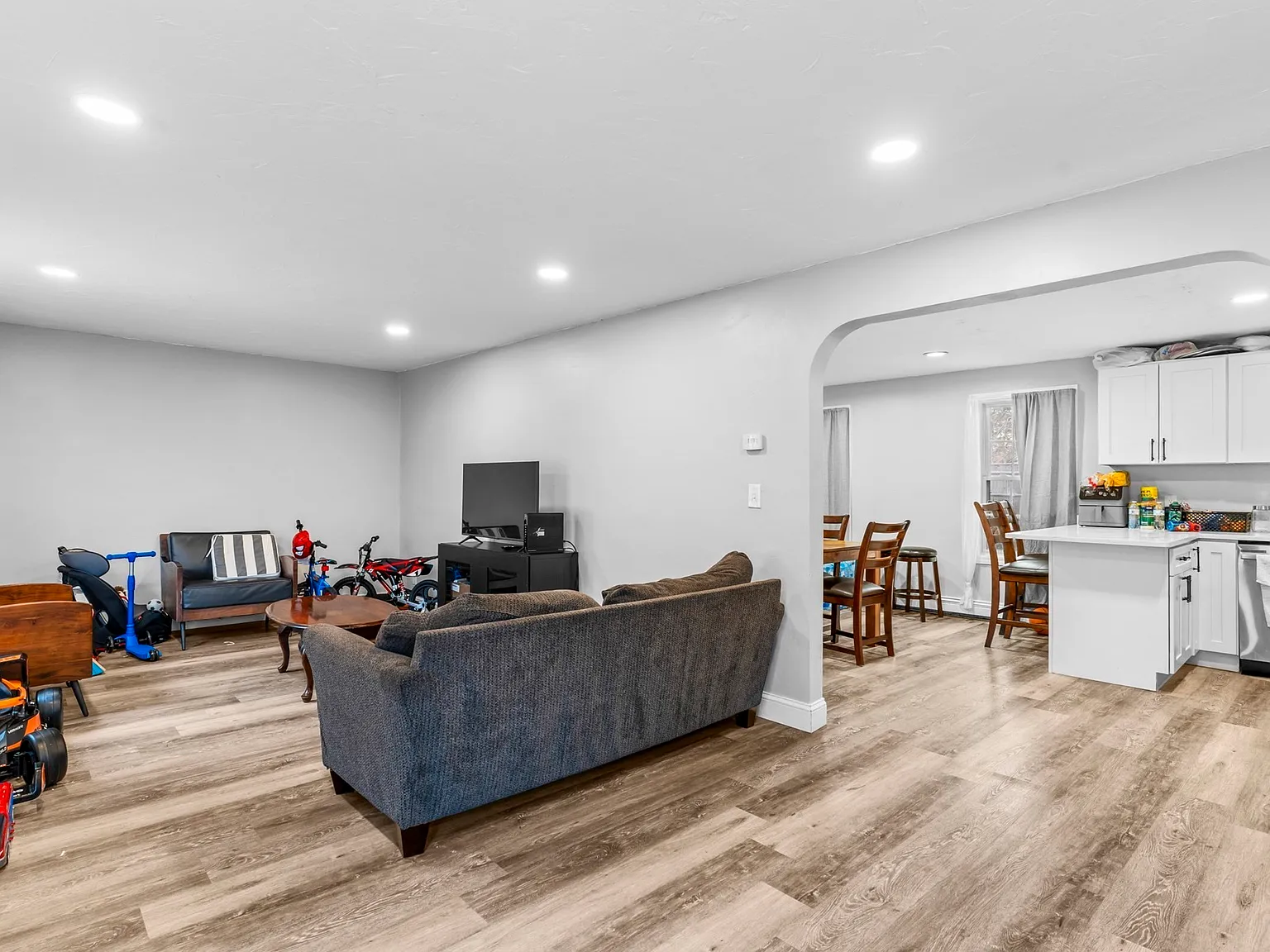 3 bed, 1.5 bath, 1500 sqft, $3,550 — Photo 3