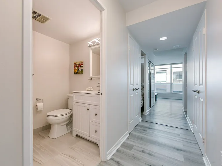 942 Yonge St #804 — Photo 7
